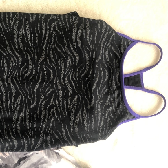 Fabletics Bundle tanks - Picture 2 of 9
